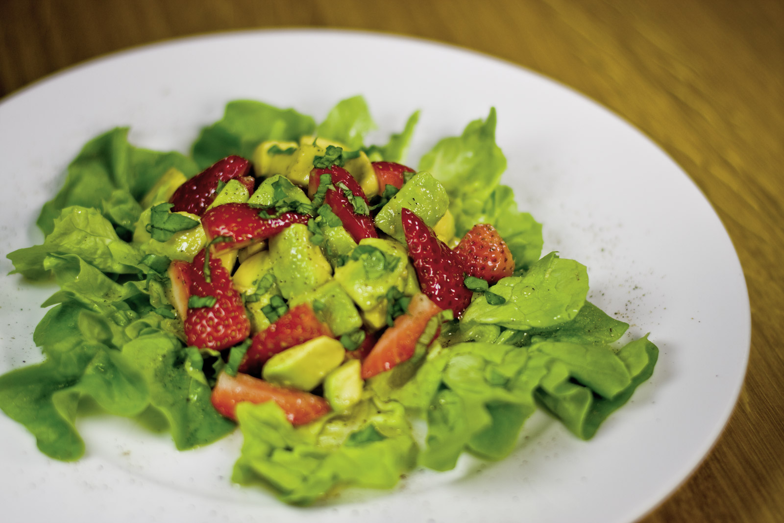Herzhafter Erdbeer-Avocado-Salat